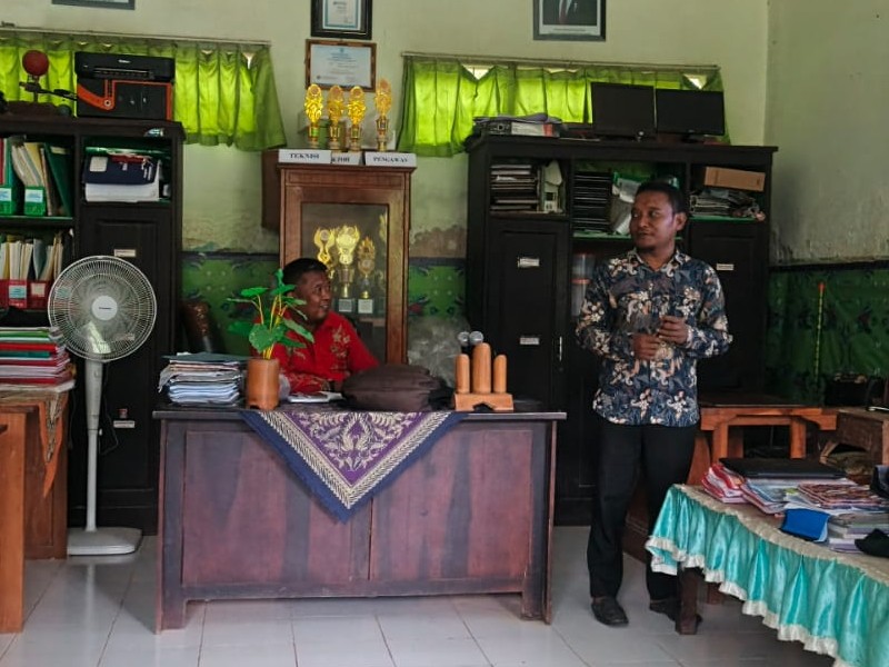 KEGIATAN MENYAMPAIAN MATERI WORKSHOP PEMANFAATAN PAPAN INTERAKTIF DIGITAL (PID) DI SDN 4 GUNUNG MALANG.
